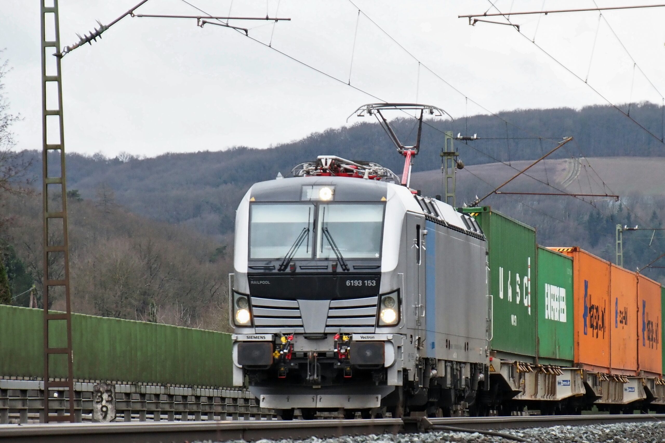 Heat exchanger for rail and locomotive applications